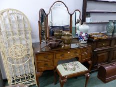 A MID 20th C. WALNUT FIVE DRAWER BOW FRONT DRESSING TABLE WITH THREE PANEL MIRROR BACK TOGETHER WITH