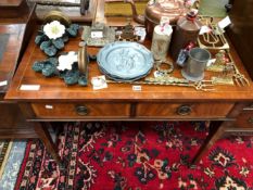 A MODERN LINE INLAID MAHOGANY TWO DRAWER CUTLERY TABLE ON SQUARE LEGS TAPERING TO BLOCK FEET. W 92 x