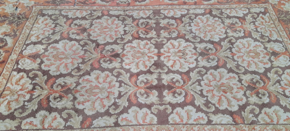 A CONTINENTAL TUFTED FLORAL DESIGN CARPET 364 x 250cms