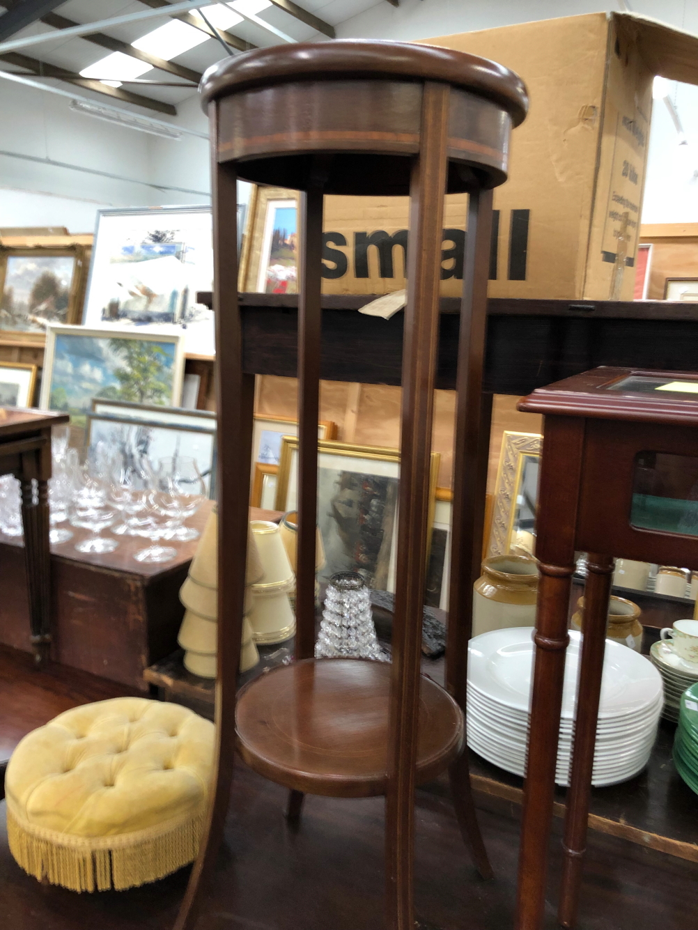 A MODERN GLAZED MAHOGANY DISPLAY TABLE. W 60 x D 29 x H 69cms. A BUTTON UPHOLSTERED CIRCULAR FOOT - Bild 2 aus 3