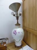 AN ANTIQUE PORCELAIN BODY BRASS MOUNTED TABLE LAMP.