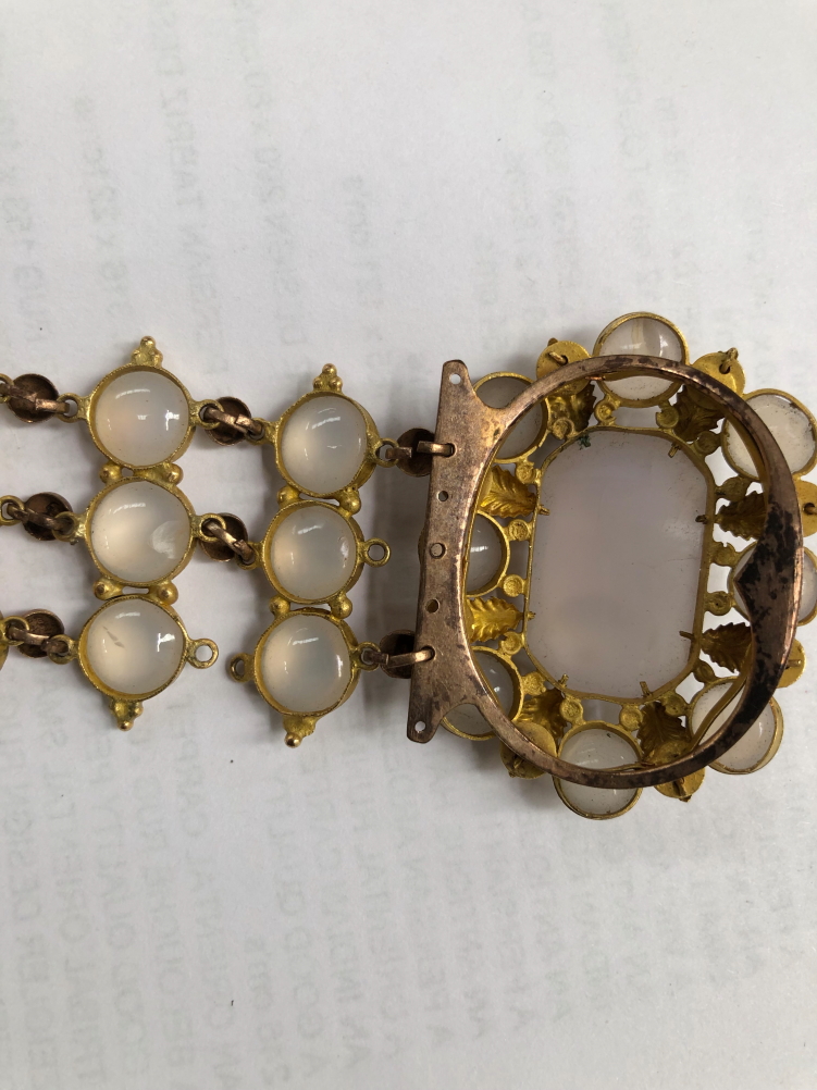 AN ANTIQUE CHALCEDONY BRACELET. THE THREE PANEL LINKS OF CABOCHON STONES JOINED BY BEADED LINKS, - Image 3 of 8