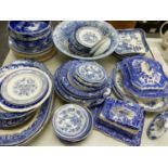 A COLLECTION OF BLUE AND WHITE CERAMICS, MAINLY WILLOW PATTERN AND RELATED FOLIATE DESIGNS