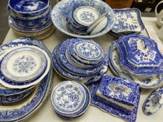 A COLLECTION OF BLUE AND WHITE CERAMICS, MAINLY WILLOW PATTERN AND RELATED FOLIATE DESIGNS