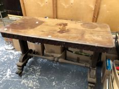 AN EARLY 19th C. MAHOGANY LIBRARY TABLE, THE RECTANGULAR TOP WITH A BOSS AND LAPPET APRON, THE