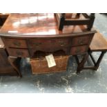 A 20th C. CROSS BANDED MAHOGANY BOW FRONT DRESSING TABLE, THE FIVE DRAWERS ABOVE SHELL CARVED