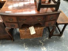 A 20th C. CROSS BANDED MAHOGANY BOW FRONT DRESSING TABLE, THE FIVE DRAWERS ABOVE SHELL CARVED