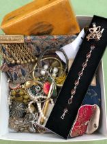 A SILVER AND AMBER BRACELET, A MAUCHLIN WARE BOX, A LIBERY JEWELLERY POUCH, SILVER LIVERY BUTTONS,