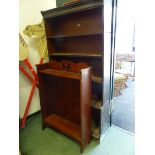 AN EARLY 20th C. OAK OPEN BOOKCASE OF FIVE SHELVES. W 89 x H 170cms. TOGETHER WITH A SMALLER ARTS