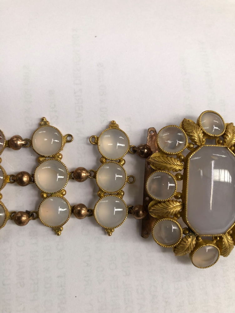 AN ANTIQUE CHALCEDONY BRACELET. THE THREE PANEL LINKS OF CABOCHON STONES JOINED BY BEADED LINKS, - Image 5 of 8