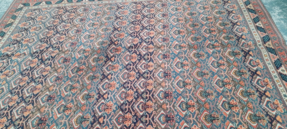 A MACHINE MADE CARPET OF PERSIAN DESIGN 340 x 250cms