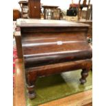 A VICTORIAN MAHOGANY BEDSIDE COMMODE WITH CERAMIC LINER, THE LID WITH LEATHER INSET. W 48 x D 48 x H