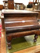 A VICTORIAN MAHOGANY BEDSIDE COMMODE WITH CERAMIC LINER, THE LID WITH LEATHER INSET. W 48 x D 48 x H