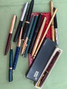 A COLLECTION OF VARIOUS PENS TO INCLUDE SHEAFFER, PARKER, WYVERN, ETC.
