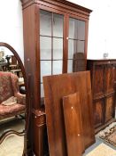 A 20th C. MAHOGANY DISPLAY CABINET, THE UPPER HALF WITH GLAZED DOORS ENCLOSING THREE ADJUSTABLE