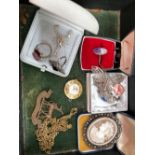 A VINTAGE JEWELLERY BOX AND CONTENTS TO INCLUDE SILVER SCORPION, BUTTERY AND CAMEO BROOCHES,