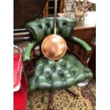 A MODERN GREEN LEATHERETTE BUTTON UPHOLSTERED MAHOGANY DESK CHAIR ROTATING ON FIVE LEGS WITH