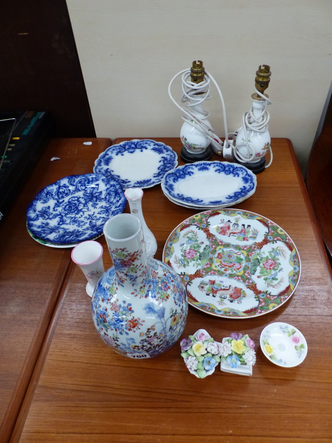 AN ORIENTAL BOTTLE FORM VASE, VARIOUS PLATES, ROYAL DOULTON AND ADDERLEY PORCELAIN POSIES, A PAIR OF