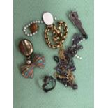 A SMALL COLLECTION OF VINTAGE COSTUME JEWELLERY TO INCLUDE AN EARLY AVON STERLING SILVER RING, A