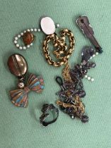 A SMALL COLLECTION OF VINTAGE COSTUME JEWELLERY TO INCLUDE AN EARLY AVON STERLING SILVER RING, A