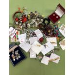 A QUANTITY OF JEWELLERY TO INCLUDE SILVER PENDANTS, RINGS, EARRINGS, VARIOUS BROOCHES, COSTUME