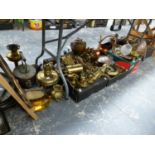 A LARGE QUANTITY OF BRASS AND COPPER WARES, TO INCLUDE A FAN FIRE GUARD, A COAL SCUTTLE, OIL