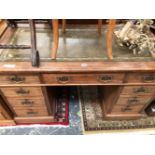 AN EARLY 20th C. MAHOGANY PEDESTAL DESK WITH A LETHER INSET TOP OVER AND KNEEHOLE DRAWER FLANKED