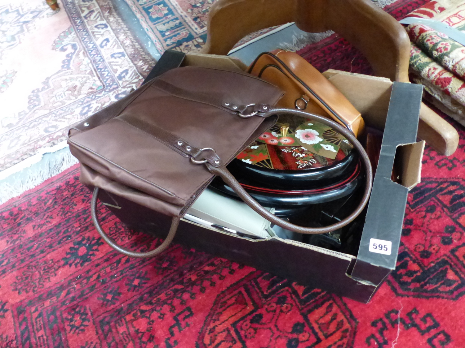 A GROUP OF VINTAGE HANDBAGS, TRINKET BOXES ETC.