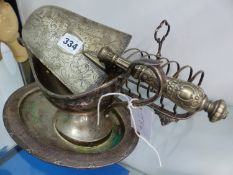 AN ELECTROPLATE TOAST RACK, A SAUCE BOAT AND STAND TOGETHER WITH A FISH OR CAKE SLICE