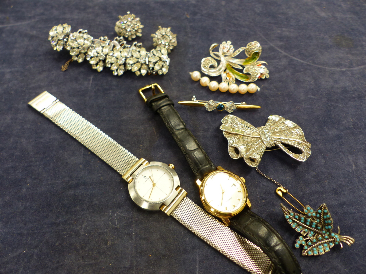 TWO LADIES DRESS WATCHES A COSTUME BRACELET AND EARRING SET AND VARIOUS OTHER BROOCHES ETC.