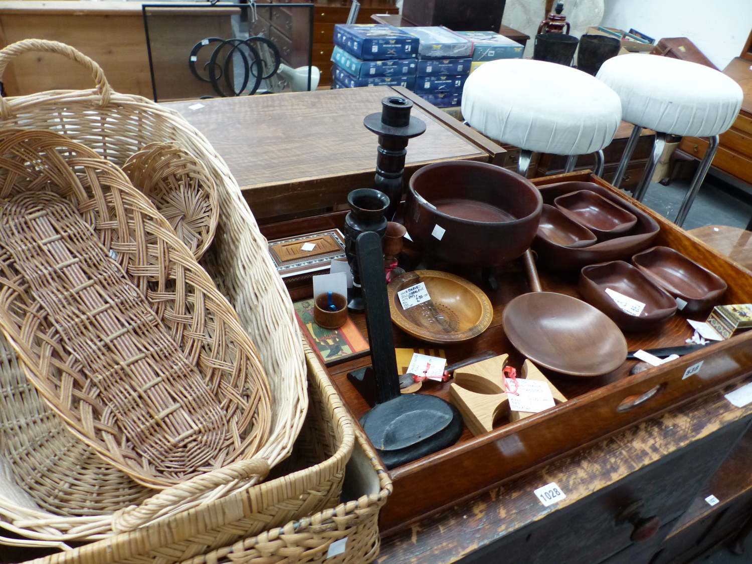 AN ANTIQUE OAK BUTLERS TRAY VARIOUS TREEN AND BASKETS.