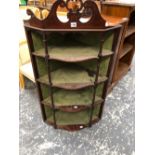 AN EDWARDIAN LINE INLAID MAHOGANY CORNER WHATNOT WITH PIERCED CRESTING OVER FOUR SHELVES. W 61 x H