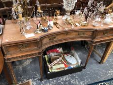 AN EARLY 20th C. PINE DESK, THE TOP EDGED WITH A BAND OF CARVED X'S, THE CENTRAL IN CURVED DRAWER