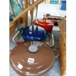 THREE LE CREUSET COVERED COOKING POTS AND A BAKING TRAY