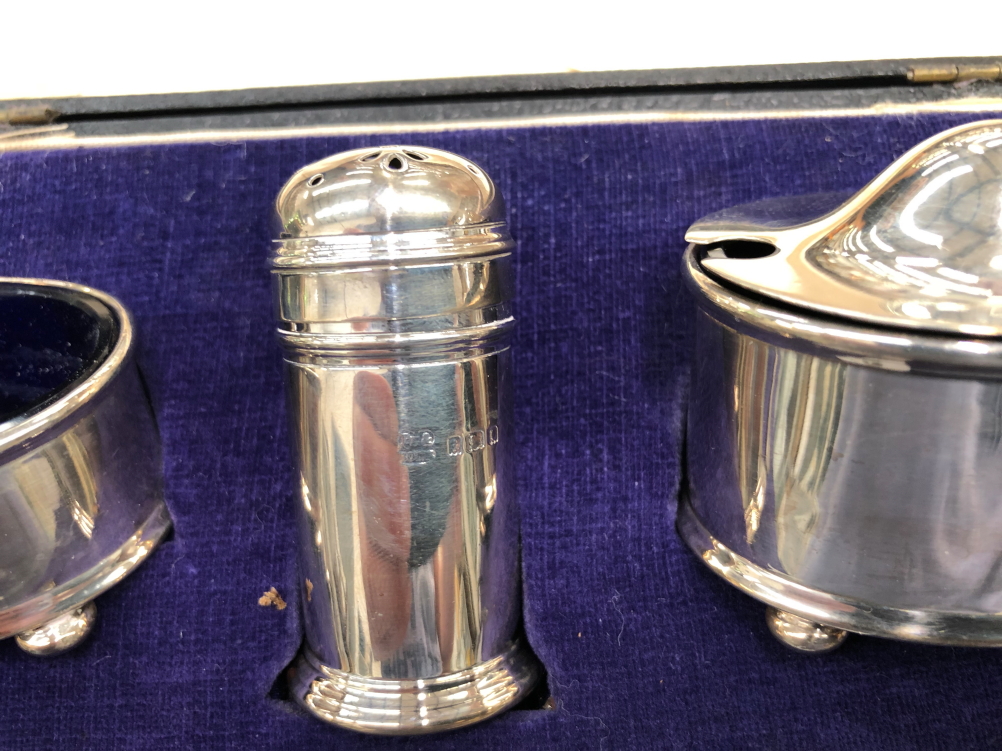 A HALLMARKED SILVER THREE PIECE CRUET SET CASED, DATED 1904, LONDON. - Bild 6 aus 6