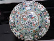 A LARGE CHINESE FAMILLE VERTE CHARGER WITH SHAPED OUTER RIM. DIAMETER 39 cms