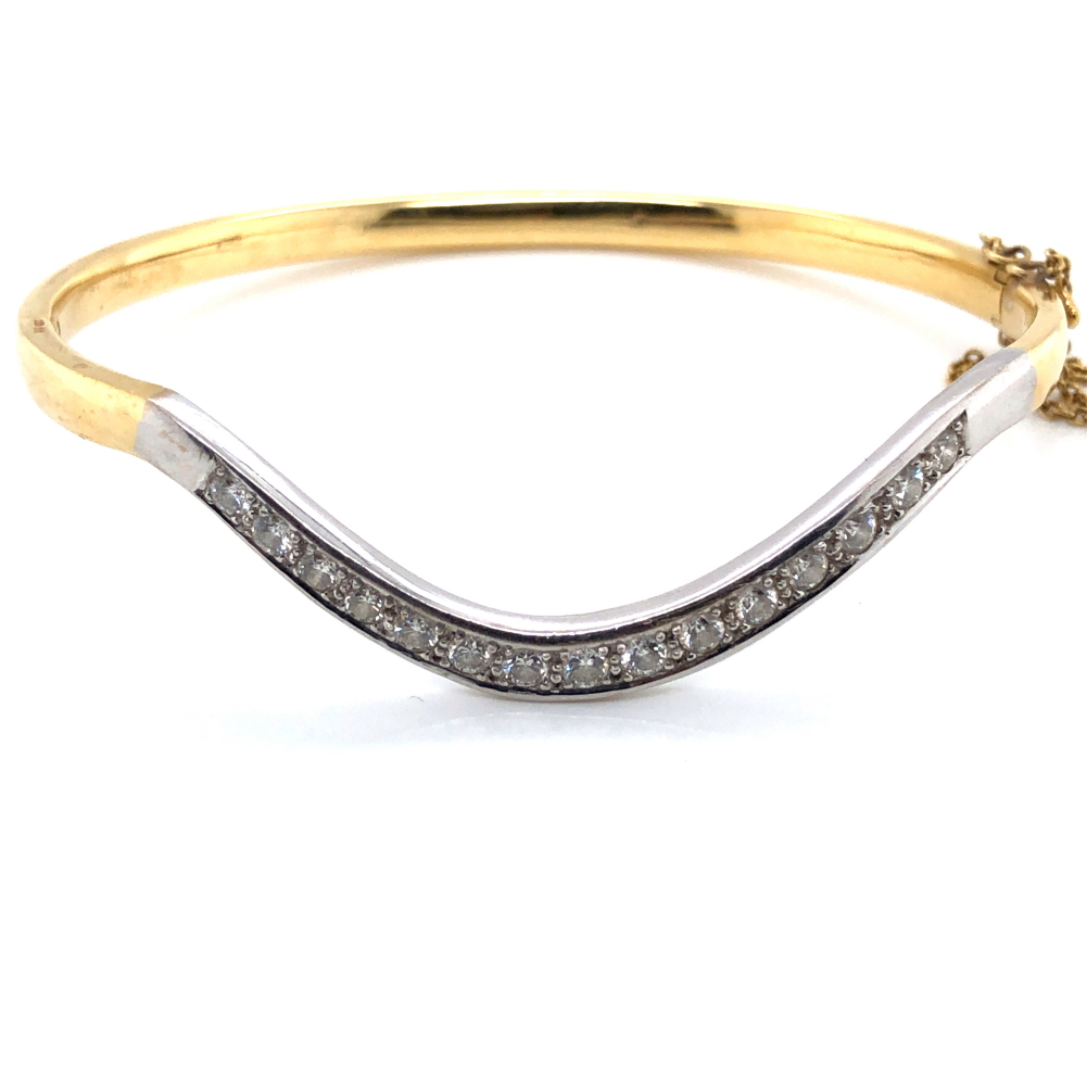 AN 18ct HALLMARKED WHITE AND YELLOW GOLD DIAMOND SET WISHBONE SHAPED HINGED BANGLE. THE WISHBONE