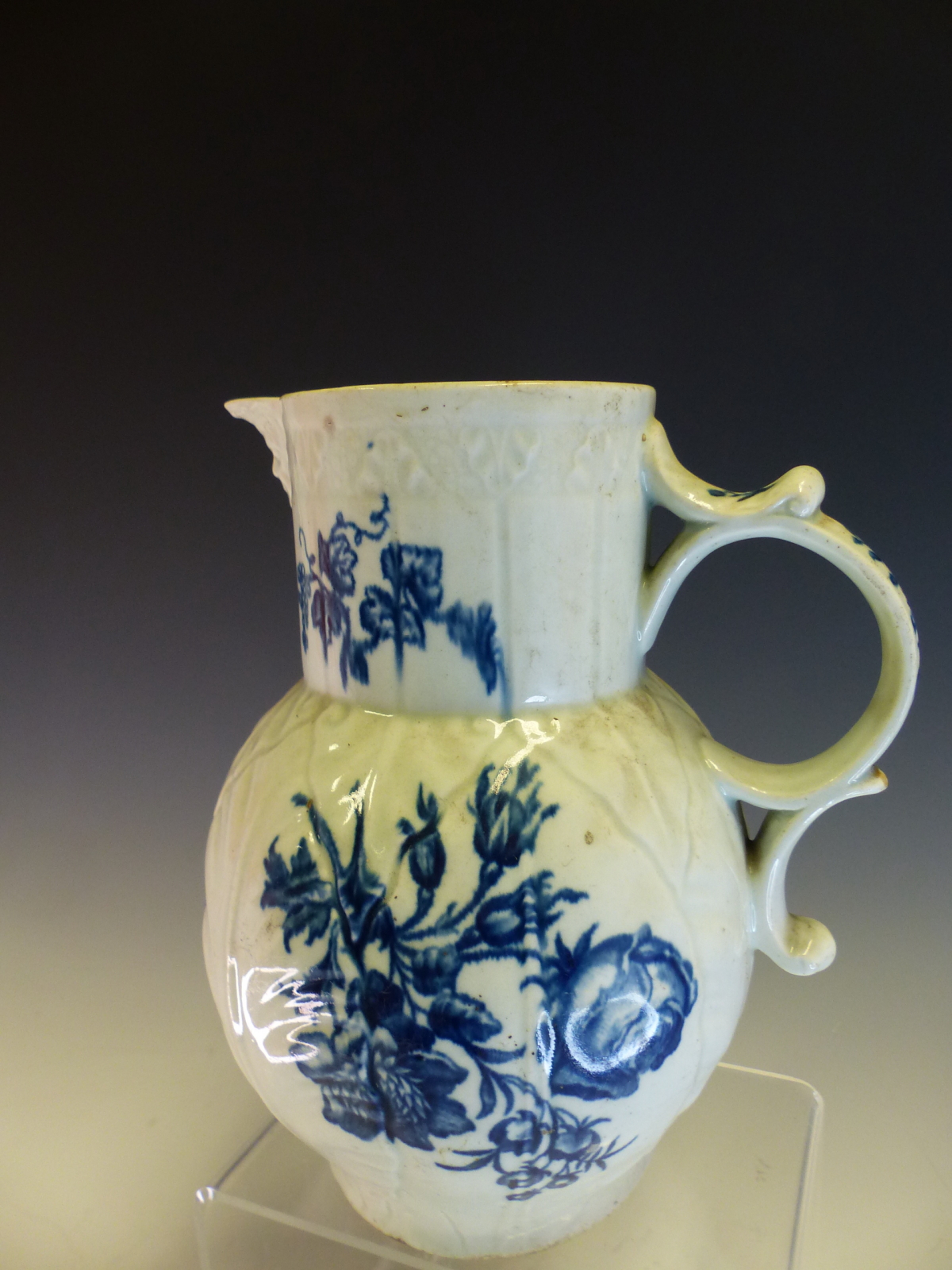 AN 18th C. WORCESTER BLUE AND WHITE MASK JUG PRINTED WITH ROSES AND OTHER FLOWER IN SPRAYS, CRESCENT - Image 9 of 14