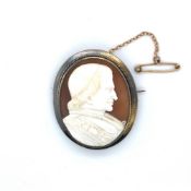 A VINTAGE OVAL SHELL PORTRAIT CAMEO OF A PAPAL FIGURE. UNHALLMARKED, ASSESSED AS 18ct GOLD, COMPLETE
