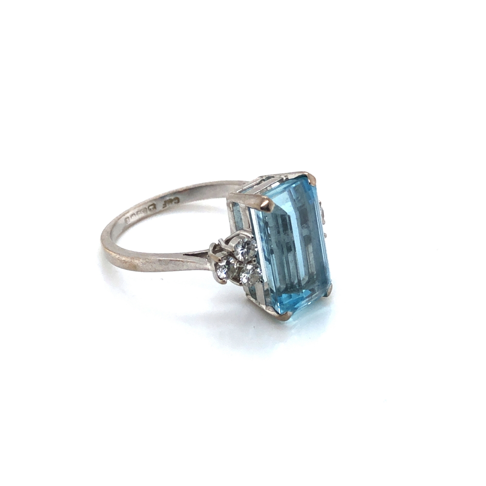 A VINTAGE 18ct WHITE GOLD HALLMARKED AQUAMARINE AND DIAMOND ART DECO STYLE RING. THE EMERALD CUT - Image 6 of 6