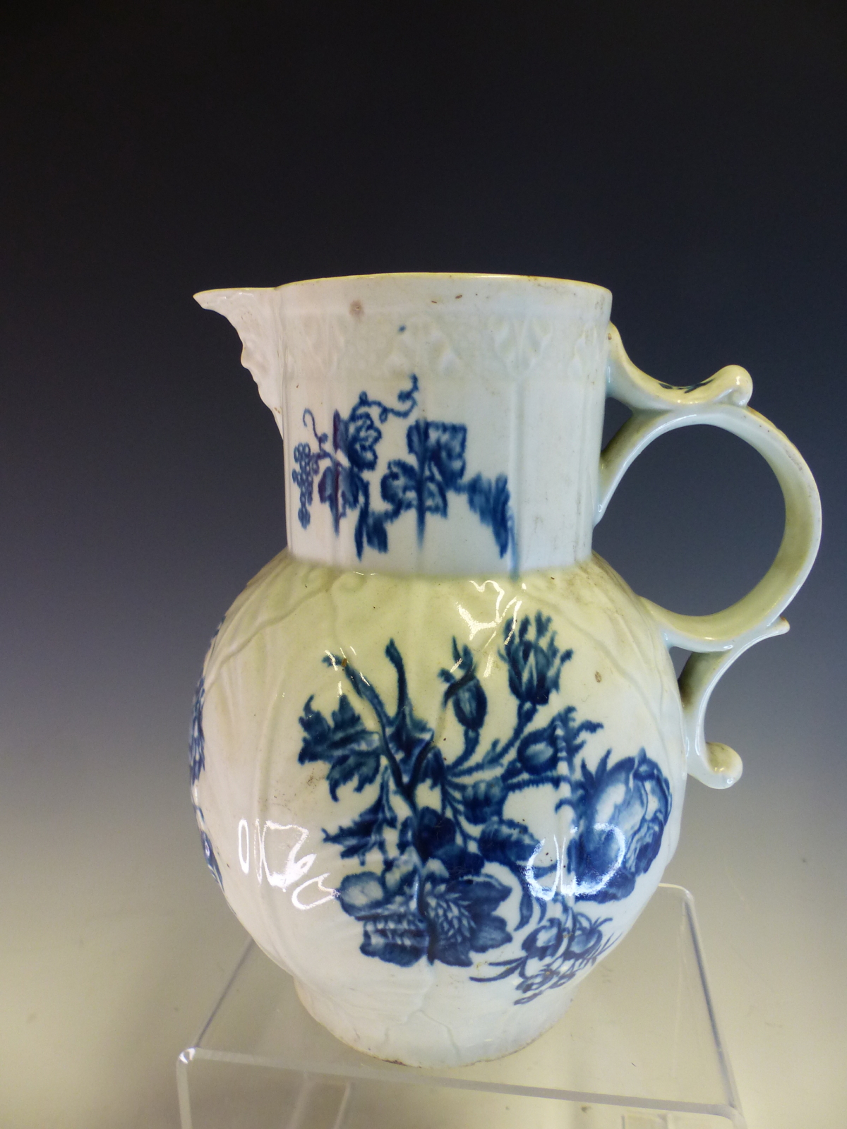 AN 18th C. WORCESTER BLUE AND WHITE MASK JUG PRINTED WITH ROSES AND OTHER FLOWER IN SPRAYS, CRESCENT - Image 8 of 14