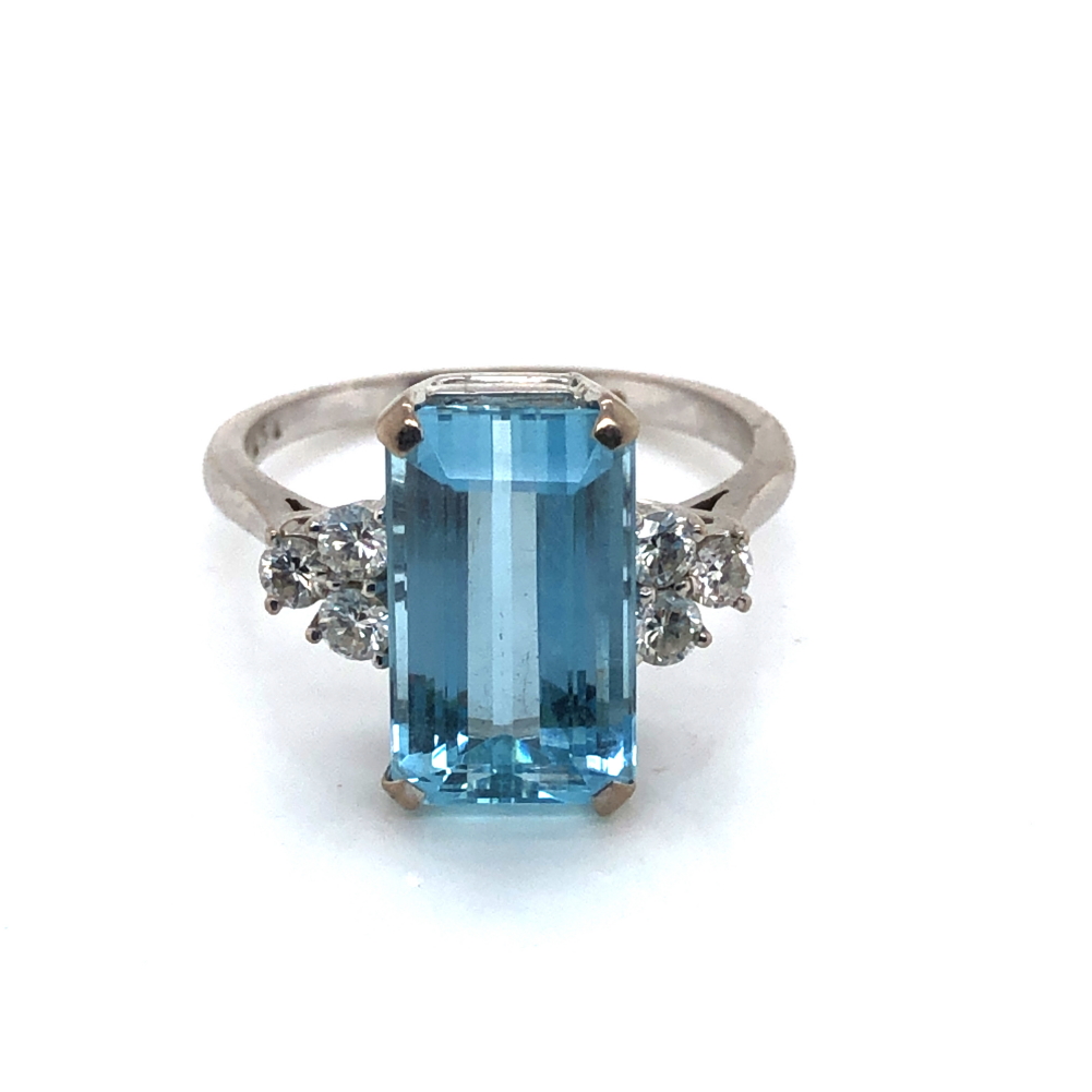 A VINTAGE 18ct WHITE GOLD HALLMARKED AQUAMARINE AND DIAMOND ART DECO STYLE RING. THE EMERALD CUT - Image 4 of 6