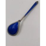 A NORWEGIAN 925 SILVER SPOON BASSE TAILLE ENAMELLED IN BLUE, THE BACK OF THE BOWL EDGED WITH WHITE