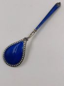 A NORWEGIAN 925 SILVER SPOON BASSE TAILLE ENAMELLED IN BLUE, THE BACK OF THE BOWL EDGED WITH WHITE