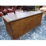 A 19th CENTURY COUNTRY MADE LARGE ELM BLANKET BOX. H 47 X W 119 X D 51cms.