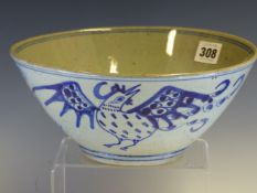 A PROVINCIAL CHINESE BLUE AND WHITE BOWL, THE EXTERIOR PAINTED WITH TWO ROOSTERS ALTERNATING WITH
