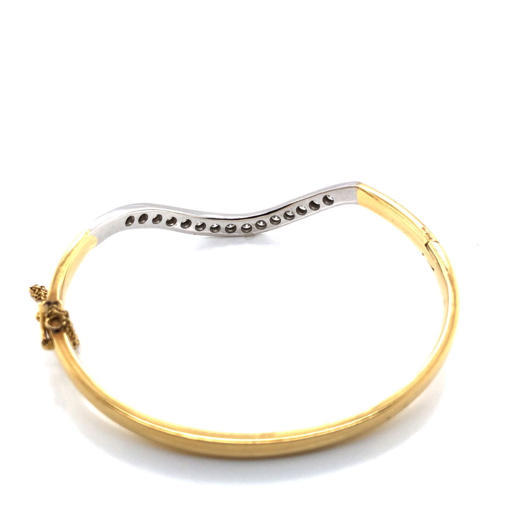 AN 18ct HALLMARKED WHITE AND YELLOW GOLD DIAMOND SET WISHBONE SHAPED HINGED BANGLE. THE WISHBONE - Image 2 of 4