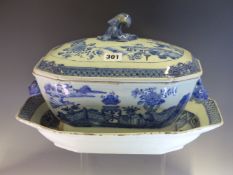 AN 18th C.CHINESE BLUE AND WHITE SOUP TUREEN, COVER AND STAND PAINTED WITH VASES OF FLOWERS WITHIN A