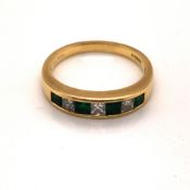 AN 18ct HALLMARKED GOLD, GRADUATED EMERALD AND DIAMOND CHANNEL SET HALF ETERNITY RING. FINGER SIZE