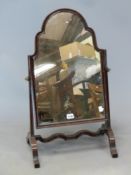 A MAHOGANY DRESSING TABLE MIRROR, THE OGEE ARCHED PLATE SUPPORTED ON COLUMNS WITH